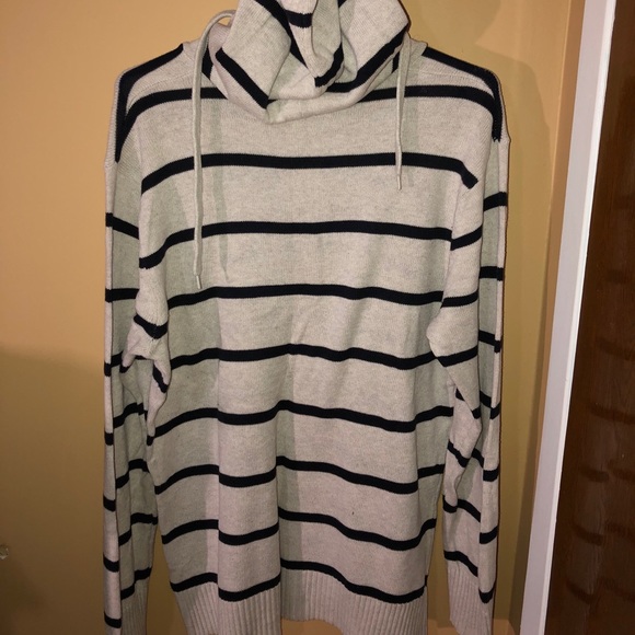 *TAG* white and black striped hoodie - Picture 3 of 3